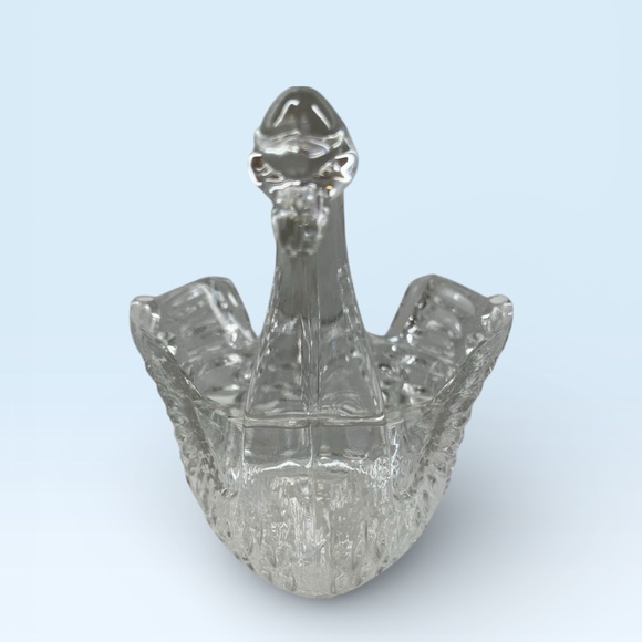 Vintage Swan glass etched candy, fruit etc open dish - Picture 3 of 6